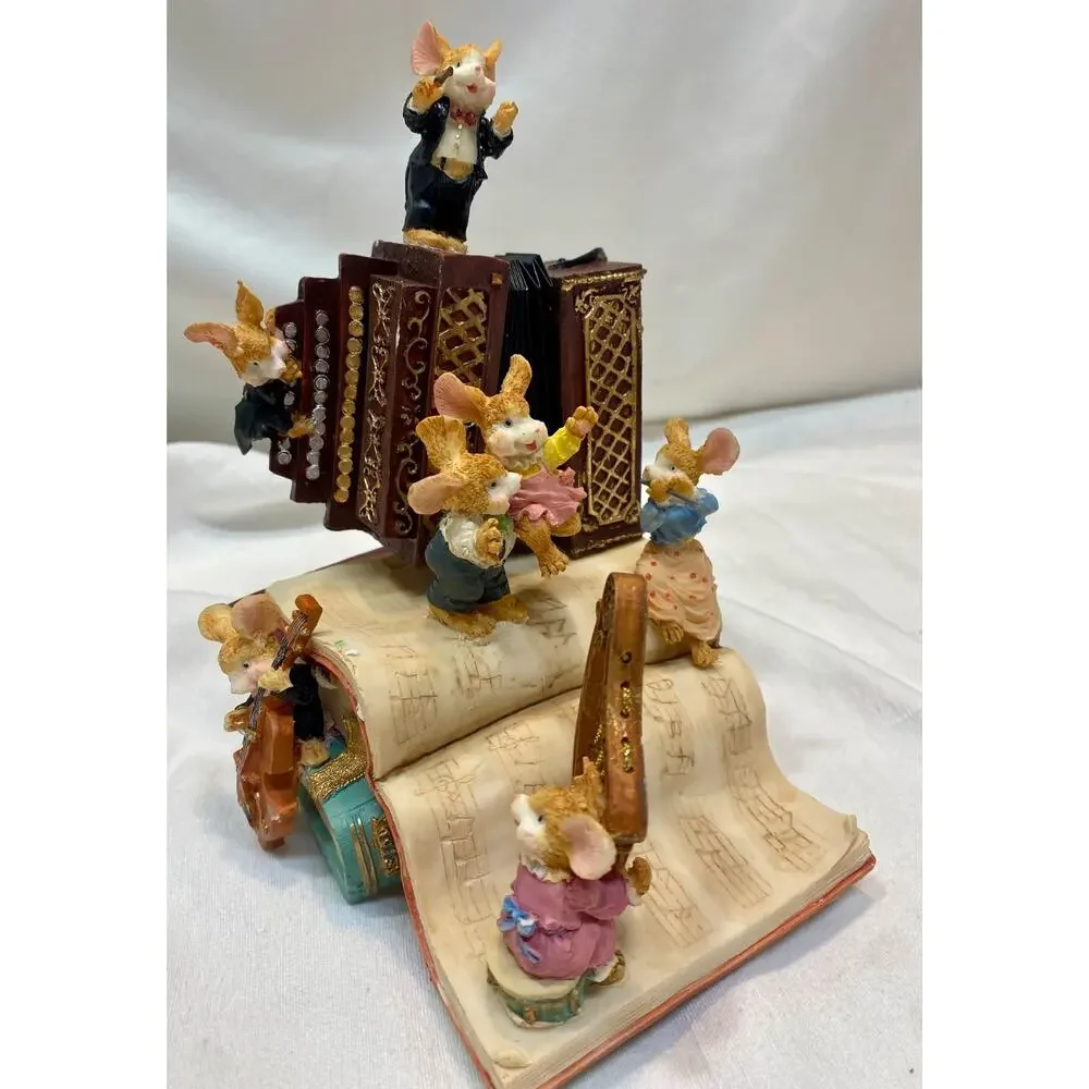 Classic Treasures Musical Animated Accordion & Mouse Sculpture.